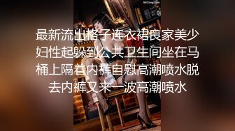 黑客破解家庭网络摄像头偷拍模特身材美女全身赤裸拿着新买的激光脱毛机给自己脱毛