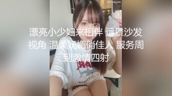 牛仔短裤大奶妹，掰穴手指扣逼特写口交，翘起屁股后入大屁股猛烈撞击