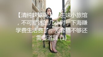 看看绿帽男怎么在门缝在撸着鸡吧看老婆和单男做爱调情的