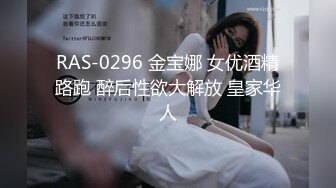 终于拿下喜欢很久的女神，顶级美腿躺桌子上操，颜值身材完美，撅起屁股深喉足交，扶着屁股猛操