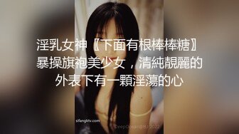 性感的良家小少妇深夜露脸大秀直播，听狼友指挥脱光光玩弄骚逼，掰开给狼友看特写，撅着屁股