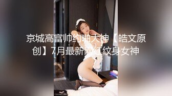 巨乳美女手握棒子的姿势让人浮想联翩