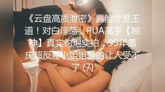 大哥双飞两个风骚轻熟女，露脸床上一起伺候大哥