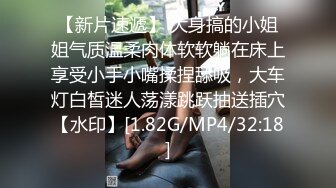   美女边操边跟男友语音聊天 都被操尿了 屁屁颤抖 捂着嘴也不敢发出浪叫 折磨人啊