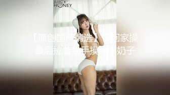  黑客破解家庭网络摄像头偷拍 两个巨乳少妇日常生活在客厅和老公啪啪