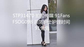 极品短发气质反差少妇 在小区楼道内就想要吃大肉棒 望着小少妇渴求的眼神 只好掏出几把赏她一发