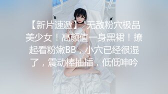  纹身贫乳颜值美女带闺蜜一起玩，浴室洗澡跳蛋震动逼逼，闺蜜掰开嫩穴震动棒塞入