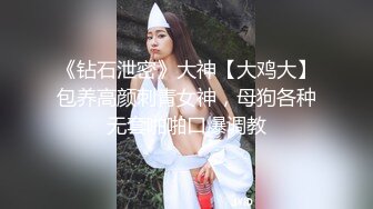 三个漂亮小美女正在锻炼身体突然闯进去一个猛男一起玩4P