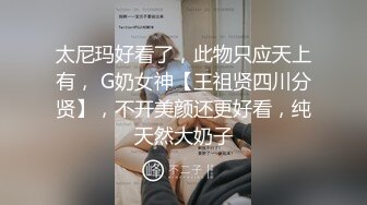 猥琐大叔潜入公司女厕偷拍女同事尿尿为了拍脸不小心把自己也拍进去了