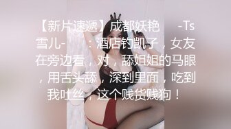 淫妻 让漂亮娇妻同时吃双屌说那样会碰到牙齿 活动目的就是都能得到快乐 看着他趴在媳妇背上快速的耸动着腰 我默默的离开了房间