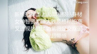 深夜场约了牛仔裤妹子，沙发调情一番再到床上口交上位骑坐，后入猛操晃动奶子