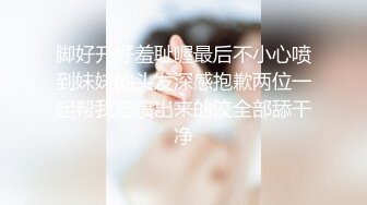 在楼道自撸被上班的邻居撞见,邻居说还没有操过男人要体验一下迫于无奈满足他