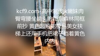 商场女厕再次偷窥到绿衣皮裤小姐姐的多毛小黑鲍