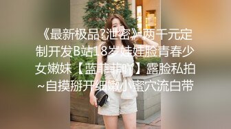 【新片速遞】 熟女阿姨 屁股撅起来 肥哥操了几下黑鲍鱼 惦记阿姨的老菊花了 很难插入 用淫水润滑 功夫不负有心人 成功 