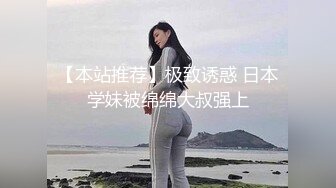 可爱的卷发辫子小妞愤怒的盯着摄像头，不过应该是没发现，继续拉便便