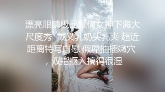 气质不错甜美花裙妹子，舌吻隔着内裤摸逼洗完澡口交舔弄，抱起屁股抽插晃动奶子