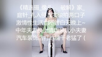 吊钟大奶风骚女友的无限诱惑，跟狼友互动撩骚听指挥，自己吃骚奶子撅着屁股看逼逼，自己抠穴浪叫呻吟好骚啊