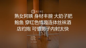 上海车展色色的摄影师各种角度 捕捉身材火爆的美女模特各种不经意间的走光 (1)