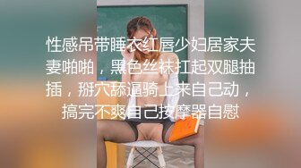 偷拍美女裙底风光 极品靓女和大哥逛街翘臀夹着骚窄内越走越紧小吃街抄底包臀裙小姐姐粉内弯腰侧面露毛了