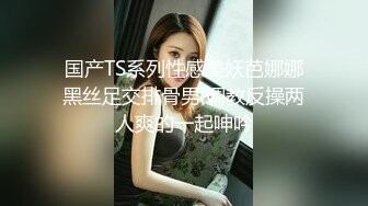 航空美女模特颜值很高身材很棒激情大秀直播诱惑狼友，黑丝露脸互动撩骚，撅着屁股掰开骚穴特写，道具抽插