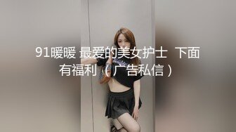 成熟的女人玩火跳跃的孩子穿着