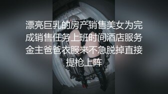 着两个辫子高颜值网红妹子和炮友啪啪，深喉插嘴后入猛操不够爽跳蛋震动，骑乘扭动边操边语音