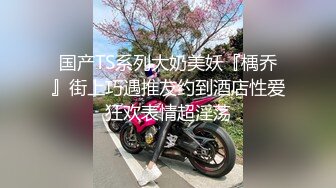 颜值小妹大战纹身小哥，全程露脸温柔的舔弄大鸡巴，让小哥后入压在身下爆草，浪叫呻吟表情好骚精彩又刺激