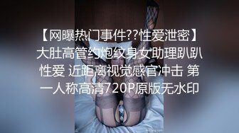 理发店的骚表姐露脸晚上店里关门后激情开啪，小哥很卖力无套抽插多种体位69互舔，压在身下爆草射了一逼