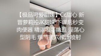  身材较小的妹子展示自己的鲍鱼