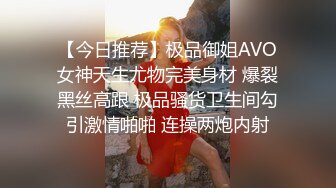 清纯短发MM被带到酒吧包间里破红