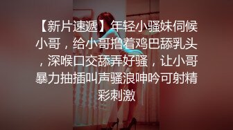 小美女已经受不了了 倚着桌角在干什么呢