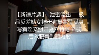 科技楼蹲守看起来瘦屁股挺有肉的妹妹 眼镜妹妹配合一起被拍展B