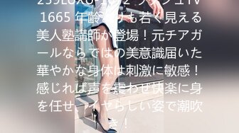 农村少妇 终于尼 欠债下海， 裸体吃播。 农村大院子里裸奔